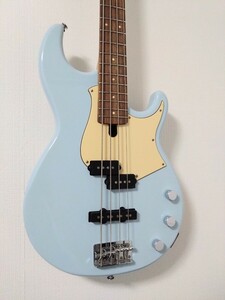 YAMAHA BB434 Ice Blue × Cream pick guard Yamaha электрический бас ice blue крем Vintage белый бледно-голубой слоновая кость 