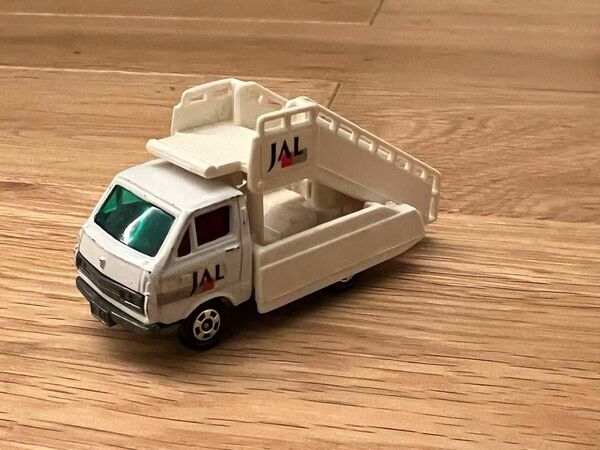 ①トミカ JAL TOYOTA HIACE ②トミカ いすゞ エルフ TOMICA JAL