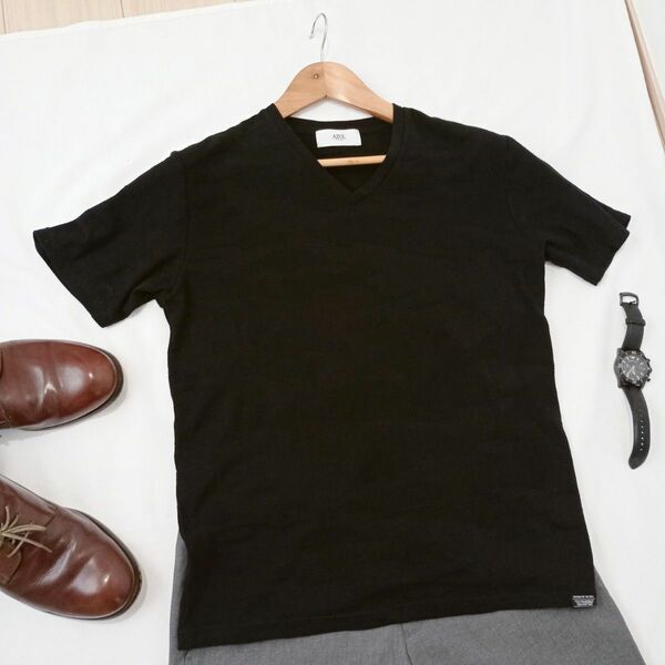 AZUL　アズール　シンプル　キレイめTシャツ　Vネック　ブラック　総柄　Mサイズ