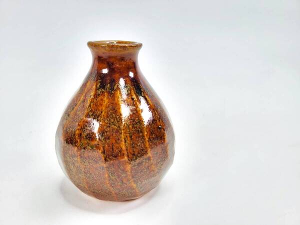 【送料無料・蔵出し品】小久慈焼 民藝・久慈焼 褐釉面取小壺 日本伝統工芸品 在銘