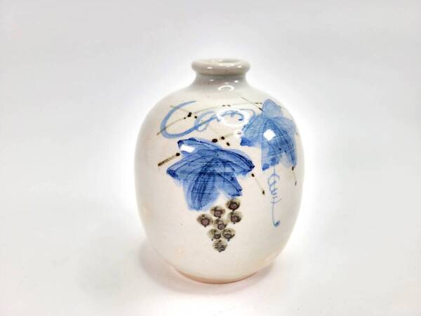 【送料無料・蔵出し品・コレクション】染付徳利 葡萄絵付 茶山作 在銘 酒器道具 コレクション 骨董品