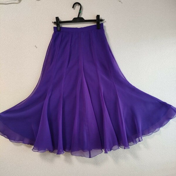 社交ダンス　12枚ハギの紫色のロングスカート