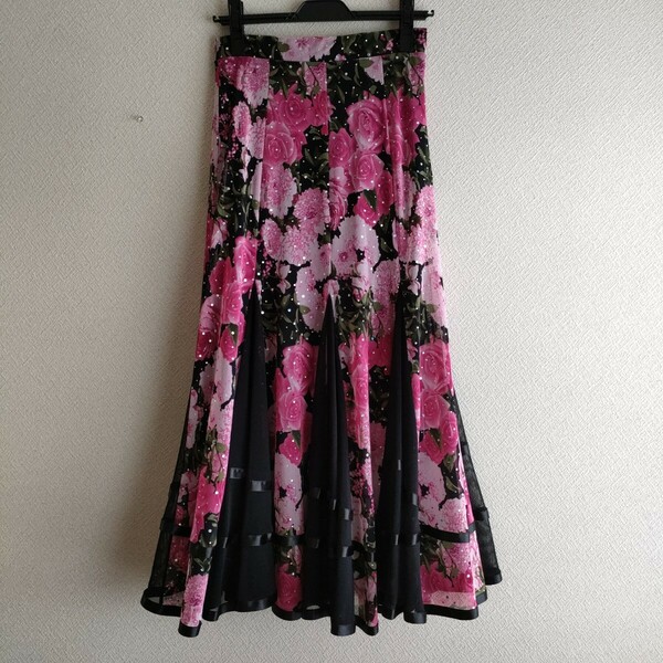 社交ダンス　素敵なピンクの花柄のロングスカート
