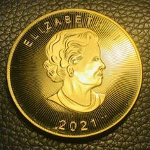 外国古銭　カナダ　エリザベス2世記念　2021年 大型金貨　メイプルリーフ金貨 カプセル付き_画像2