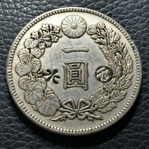 日本古銭 新1円銀貨 明治39年 貨幣 丸雲 刻印あり 竜 菊紋 貿易銀 大型銀貨 の画像1