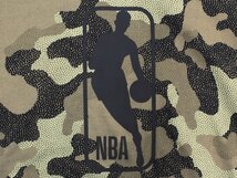 4万新品◆XL◆ボス BOSS×NBAコラボ Jerry Alan West カモフラージュプリントフーディースウェットプルオーバー カーキ系『W_Camo_NBA』1円_画像8