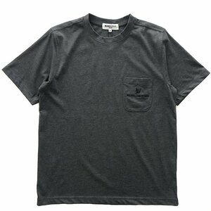 新品 ミチコロンドン 春夏 ロゴ刺繍 ポケット Tシャツ M 濃灰【ML9M-T034_DGA】 MICHIKO LONDON 半袖 コットン カットソー メンズ