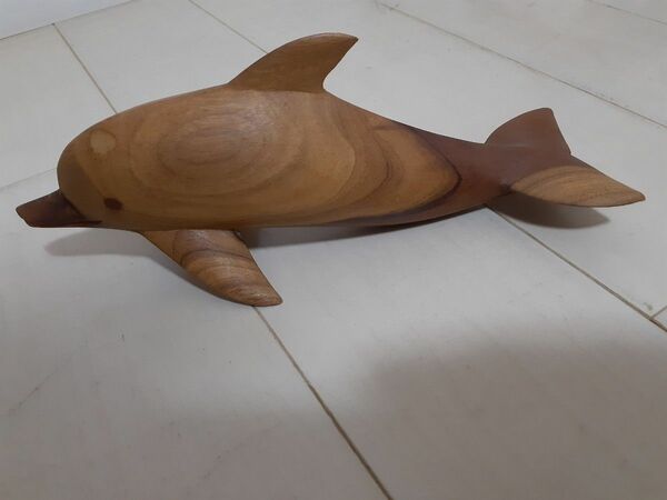 イルカの木彫りの置物