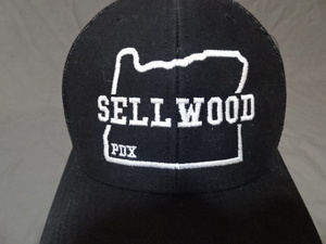 激レア USA購入 アメリカ 人気都市 オレゴン州ポートランド【SELLWOOD PDX】オレゴン州型 ロゴ刺繍入りメッシュキャップ 中古良品