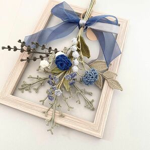 青の編み物スワッグ　レース編み　ハンドメイド　ブーケ　花束　編み花　プレゼント　かぎ針編み　壁飾り　壁掛け　カーネーション