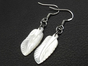 Art hand Auction [Plata 925] Pendientes de concha blanca (concha de mariposa blanca) de alta calidad tallada con plumas 661, Hecho a mano, Accesorios (para mujeres), Pendientes, Pendientes