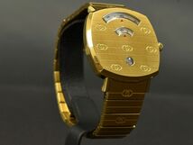 176121□美品 動作確認済 GUCCI グッチ グリップ メンズウォッチ 腕時計 クォーツ デイデイト 157.4 ゴールド アナログ ケース/ D_画像4
