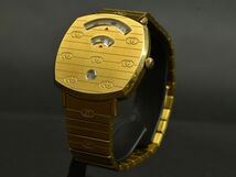176121□美品 動作確認済 GUCCI グッチ グリップ メンズウォッチ 腕時計 クォーツ デイデイト 157.4 ゴールド アナログ ケース/ D_画像3