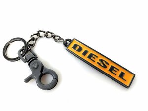 ディーゼル　DIESEL　ロゴ　プレート　チャーム　カラビナ　キーリング　キーホルダー　イエロー×いぶし銀色　YAS-10808