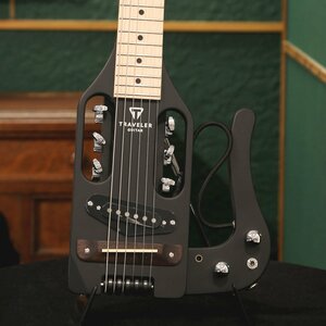 送料無料 Traveler Guitar Pro-Series Standard, Matte Black トラベラーギター エレキギター 軽量 コンパクト 旅行用 ギグバッグ付