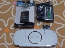 PSP 3000 本体 ホワイト バッテリー 充電器 メモリースティック_画像2