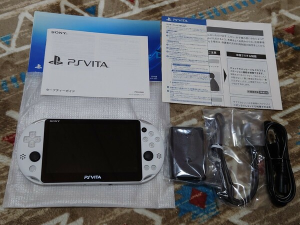 美品 PS Vita PCH-2000 本体 充電器 説明書類