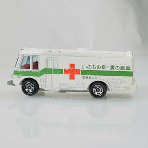 70 トミカ 日本製 No.8 S=1/122 いすゞ バス 献血カー いのちの泉=愛の献血の画像2