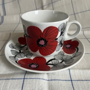 ◎ARABIA イソクッカ（isokukka）花柄 コーヒーカップ＆ソーサー 北欧ヴィンテージの画像1