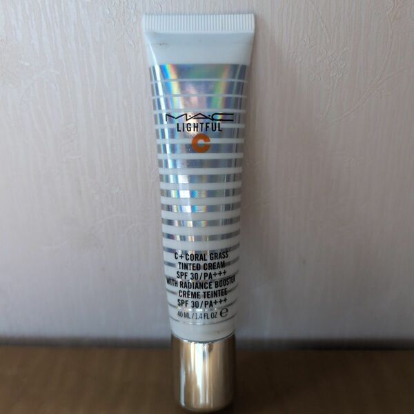 M・A・C ライトフル C+ ティンティッド クリーム SPF 30