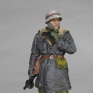 ハリコフのドイツ兵 パルカ着用 1/35 レジンキットフィギュア塗装済み完成品一体の画像3