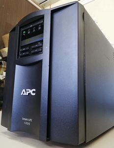 ☆ 動作良好 APC Smart-UPS SMT1000J LCD 無停電電源装置 充電可能 中古良品☆