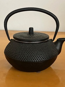 南部鉄器、 未使用、鉄瓶、急須、全面あられ文様 、伝統工芸品、 茶漉し付 黒焼付仕上 、 日本製