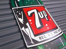 送料\350【７ＵＰ・セブンアップ】※《エンボスメタルサイン／レトロボトル》 アメリカン雑貨　エンボス看板　ブリキ看板　10_画像4