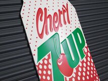 送料350【７ＵＰ・セブンアップ チェリー】※《エンボスメタルサイン／缶型》 アメリカン雑貨　エンボス看板　95_画像3