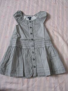 ベビー子供服　９０サイズ　　ＧＡＰ　グレー系細かいストライプ柄　ワンピース　