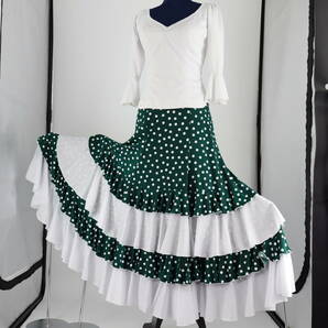 『送料無料』【美品 フラメンコ衣装】光沢ホワイト×グリーン アトリエ貴美恵 ブラウス ファルダ SET 大きく広がる裾 スカート Flamenco