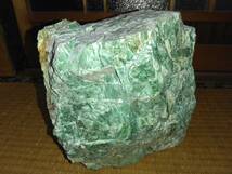 特大　緑色の石　天然石　恐らく緑泥石　翡翠っぽい石　パワーストーン　鉱石　岩石_画像2