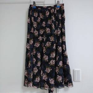 マッキントッシュの黒の花柄ロングスカート