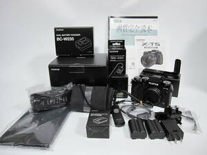 良品　付属多数　富士フイルム FUJIFILM X-T5 ボディ ブラック　ミラーレスカメラ