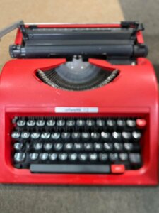 オリベッティ 112 タイプライター スペイン製 olivetti ケース付き アンティーク レトロタイプライター 赤いタイプライタ　フリ01