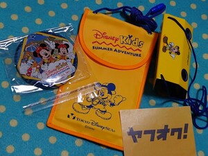 TDL◎TDS◎ディズニーキッズ◎サマーアドベンチャー◎首掛け双眼鏡つきスマホポーチ＋缶バッヂ◎バッジ◎非売品ノベルティ◎ミッキー◎TDR