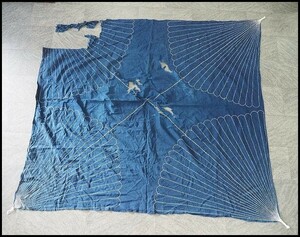 刺子裂れ 四隅に花紋の刺し子 177×155cm程 襤褸 藍染 古布 リメイク素材 端切れ 敷布 324a