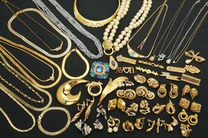o. from .*AVON Avon costume jewelry accessory necklace brooch earrings . summarize { approximately 500g}[L-A77981*]