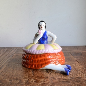 アンティークデザイン 人形 雑貨 置物 女性 モチーフ 陶器オブジェ アクセサリートレイ フィギュアドール ヴィンテージ 美女ポットの画像1