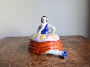 アンティークデザイン 人形 雑貨 置物 女性 モチーフ 陶器オブジェ アクセサリートレイ フィギュアドール ヴィンテージ 美女ポット