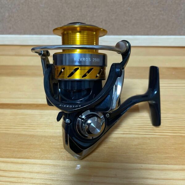 ダイワ　daiwa REVROS 2500 未使用開封品