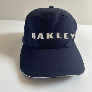 上品★美品 OAKLEY オークリー ワークキャップ 帽子 CAP 上品で高級感のあるブラック ホワイト ロゴ《FREEサイズ》