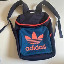 セール 即決1円 アディダス adidas ロゴ リュック 美品 縦43CM 横25CM_画像1