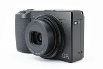 ■新品級■ RICOH リコー GR III デジタルカメラ APS-Cサイズ大型CMOSセンサー搭載 GRIII GR3 元箱付き 付属品多数_画像2