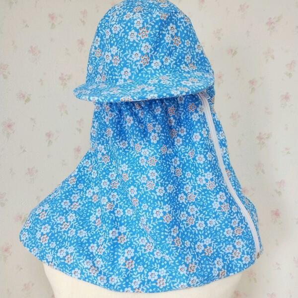 小さめ「つば」で風に強い　ガーデニング帽子　フェイスガード　ライトブルー小花柄