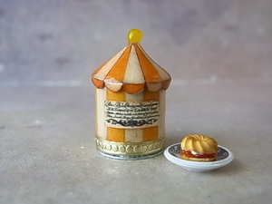  miniature doll house miniature roasting pastry Custom Blythe. small articles also antique can antique plate circus can circus cans