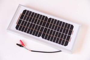●農機や重機のバッテリを常に満充電に保つ太陽光パネル(逆流防止用ダイオード付)■ワニ口付きなので取付簡単です