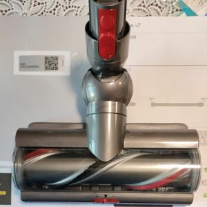 丹誠心を込めて洗浄し磨きあげました。Dyson 純正 V10 V11 V15 用 100wダイレクトローラヘッド。動作保証です。