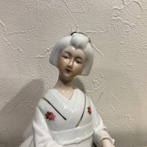 白　芸者　舞子　着物　焼物　陶器　日本人形　陶製　雑貨　置物　昭和レトロ　ビンテージ　porcelain　pottery　geisha　管理1_画像2