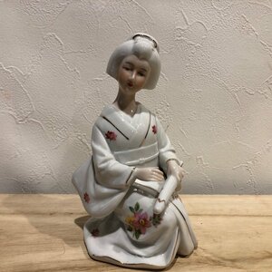 白　芸者　舞子　着物　焼物　陶器　日本人形　陶製　雑貨　置物　昭和レトロ　ビンテージ　porcelain　pottery　geisha　管理1